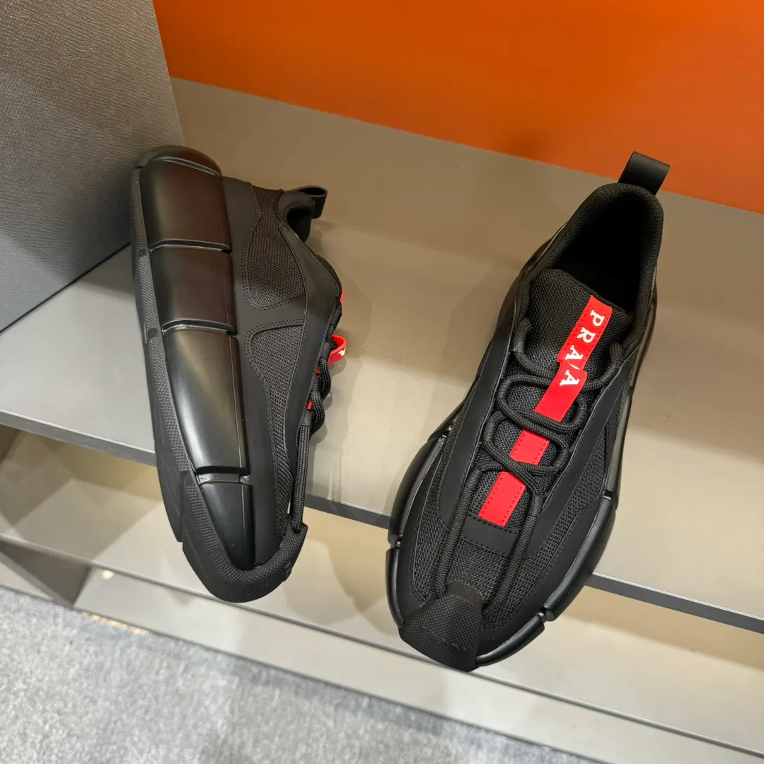 P460 PRADA/Prada men's lace-up leather casual sports shoes, the upper is made of cowhide leather and breathable mesh. It is soft, comfortable and breathable. The tongue is decorated with the PRADA brand letter logo. The thick rubber sole echoes the red label tongue. The style is fashionable and elegant. The details are carefully crafted. A casual sports shoe with a super western style and excellent breathability! Code number 38-45 (45 customized)